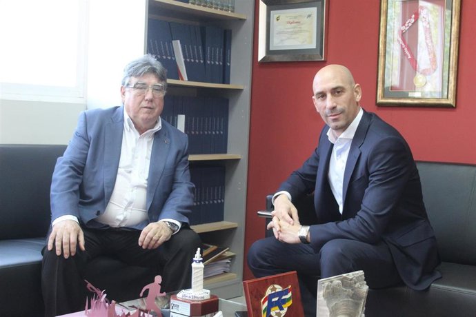 Archivo - El expresidente de la FEF, Luis Rubiales -a la derecha-, junto al presidente de la FRF, Jacinto Alonso