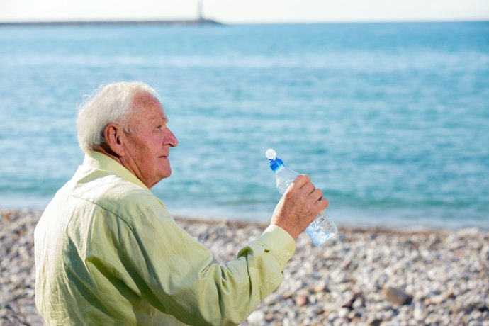 Experto recomienda a las personas mayores hidratación constante y alimentación saludable para un verano "seguro"