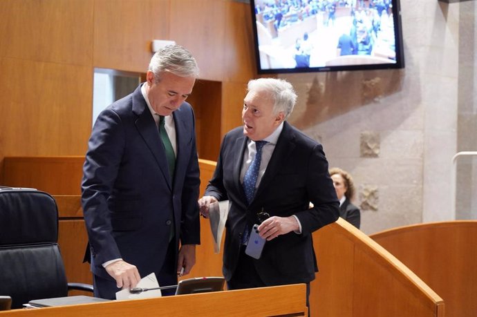 El presidente del Gobierno de Aragón, Jorge Azcón, y el consejero de Fomento, Octavio López, en la sesión plenaria de las Cortes.