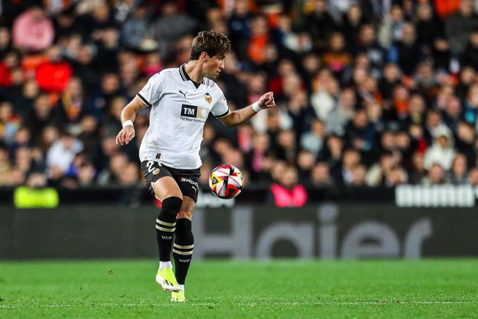 Archivo - Jesus Vazquez of Valencia in action during the spanish cup, Copa del Rey, football match played between Valencia and Celta de Vigo at Estadium Mestalla on January 17, 2024, in Valencia, Spain.