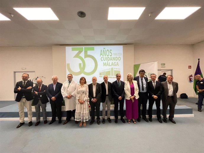 Autoridades durante el acto central de la celebración del 35 aniversario del Hospital Clínico Universitario Virgen de la Victoria de Málaga.