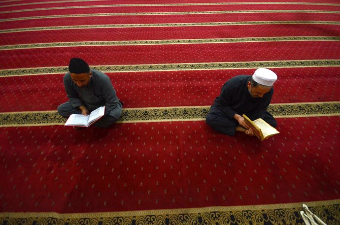 Archivo - 12 March 2024, Pakistan, Peshawar: Muslim men read the holy book Quran at a mosque in Peshawar during the Muslim holy fasting month of Ramadan. Photo: Hussain Ali/ZUMA Press Wire/dpa