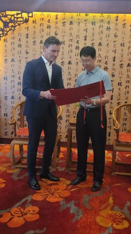 El concejal de Relaciones Institucionales del Ayuntamiento de Gijón, Jorge González-Palacios, durante  su viaje a China para explorar posibles relaciones comerciales o culturales.