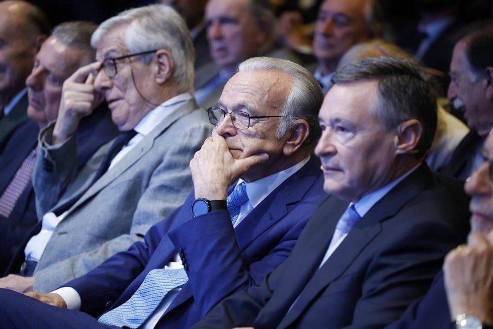El presidente de CriteriaCaixa, Isidro Fainé (c) y el consejero delegado, Ángel Simón (d)