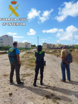 Dos agentes de la Guardia Civil con un ganadero.