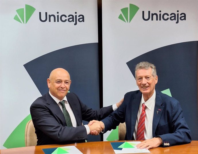 El director de Comunicación e Imagen de Unicaja, Fernando Ríos, y el presidente del CODIS, Juan Manuel Feliz.