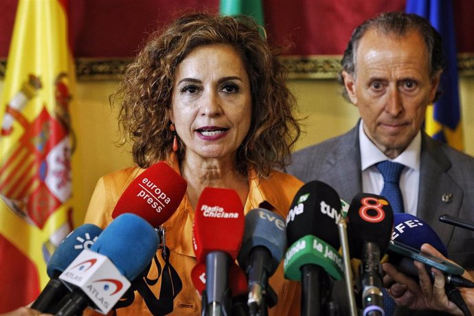 La vicepresidenta primera del Gobierno y ministra de Hacienda, María Jesús Montero, atiende a los medios en Chiclana de la Frontera (Cádiz).