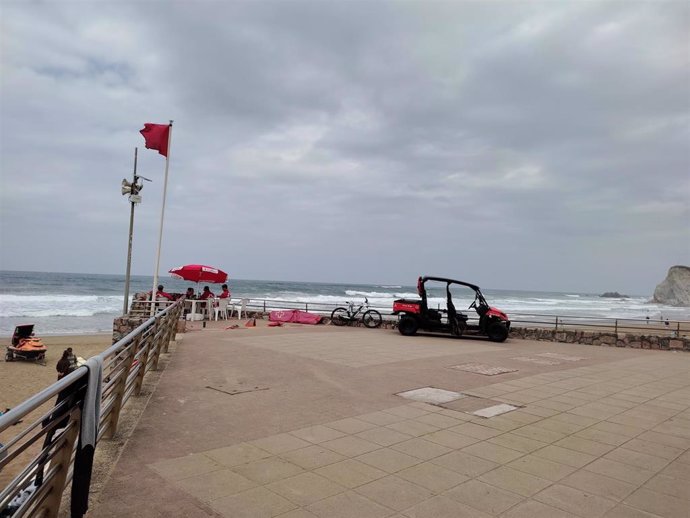 Archivo - Bandera roja en una playa vizcaína