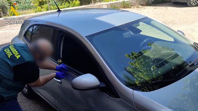 La Guàrdia Civil de València ha detingut a un home que utilitzava un martell per a fracturar les finestres dels vehicles i robar a l'interior dels mateixos. Els fets succeïen en el nucli urbà de la localitat de Xiva.