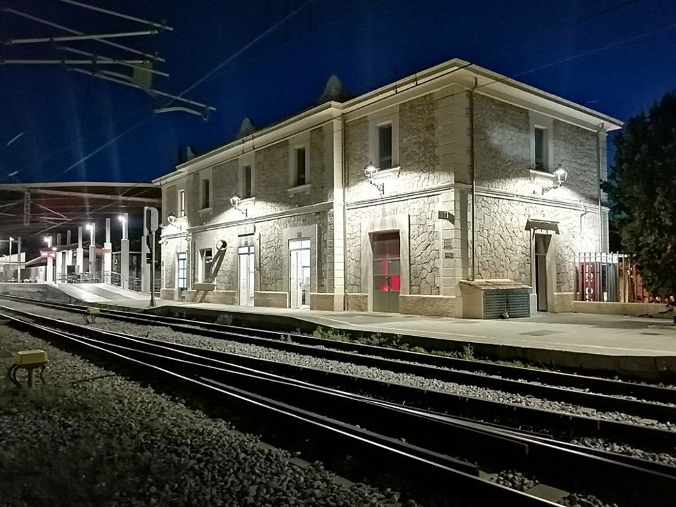 Una estación de SFM alumbrada.