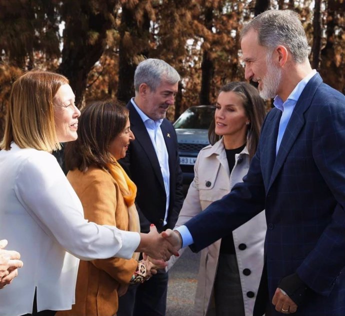 La presidenta del Parlamento de Canarias, Astrid Pérez, saluda al Rey Felipe VI y la Reina Doña Letizia en una visita a Teneirfe para contemplar las zonas afectadas por el incendio forestal del pasado verano