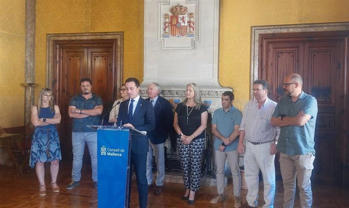 El presidente del Consell de Mallorca, Lloren Galmés, en rueda de prensa junto a representantes del sector primario de Baleares.