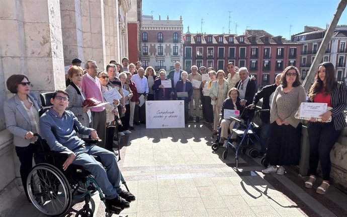 Usuarios del Servicio de Ayuda a Domicilio en Valladolid que han recibido obsequios para ver cumplidos sus 'Sueños y Deseos'.