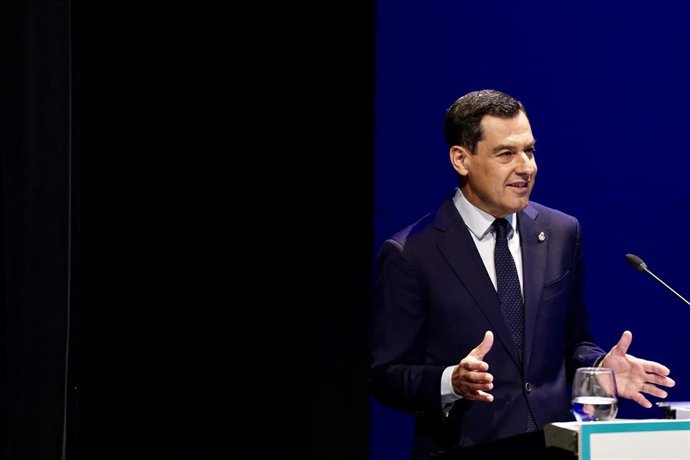 El presidente de la Junta de Andalucía, Juanma Moreno, interviene durante la clausura el Foro Mediterráneo del Grupo Vocento en el Auditorio de la Diputación, a 20 de junio de 2024 en Málaga. (Foto de archivo).