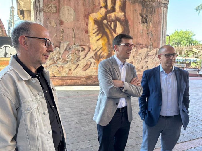 El portavoz socialista, Pedro Herrero, acompañado por los concejales Luis Velez y Juan Carlos Hernández