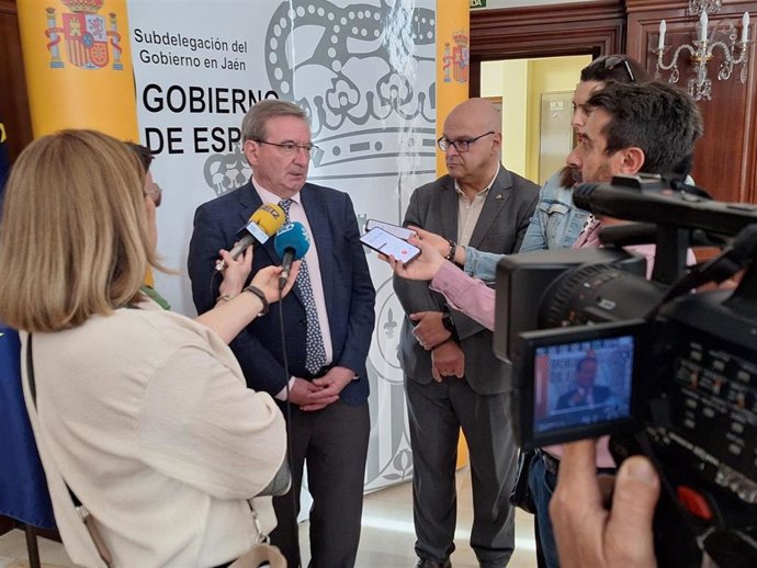 Fernando Martínez atiende a los periodistas junto al subdelegado del Gobierno en Jaén, Manuel Fernández.