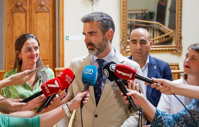 El consejero portavoz, Ramón Fernández-Pacheco, en una atención a medios en Almería.