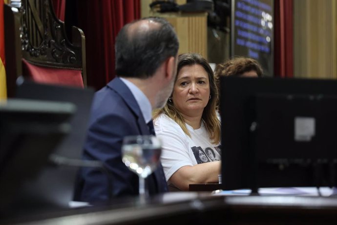 El presidente del Parlament, Gabriel Le Senne, y la vicepresidenta segunda del Parlament, Mercedes Garrido, durante un pleno extraordinario en el Parlament balear.