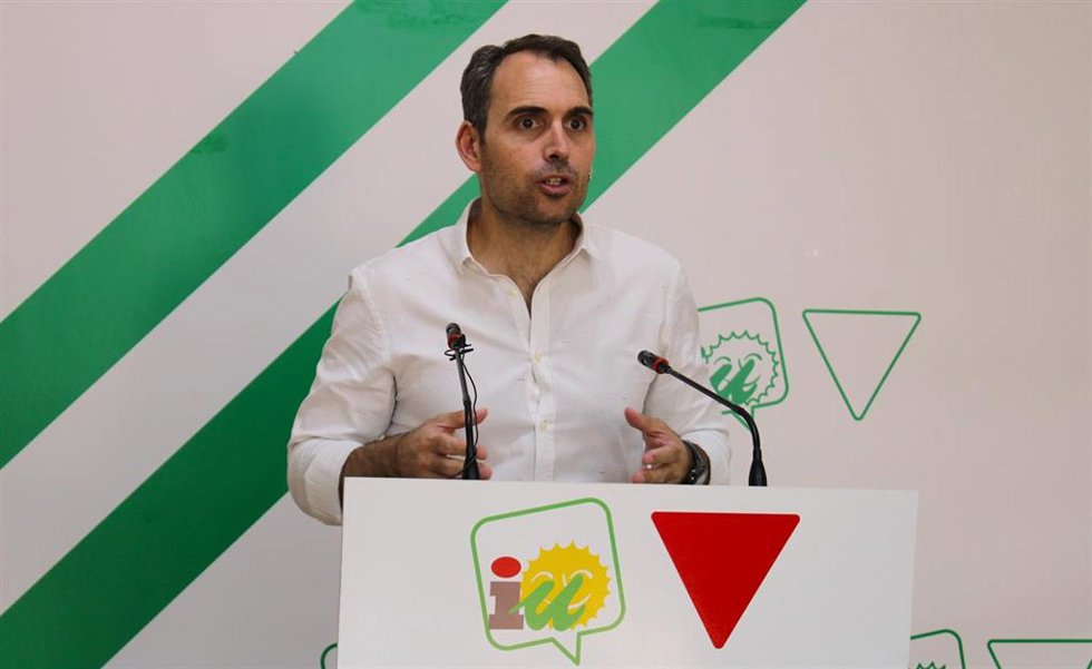 El coordinador general de IU Andalucía, Toni Valero, en rueda de prensa en Málaga.