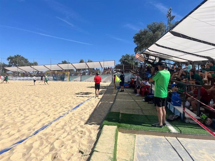 Un partido de fútbol playa en el Campo de La Colada, en El Viso.