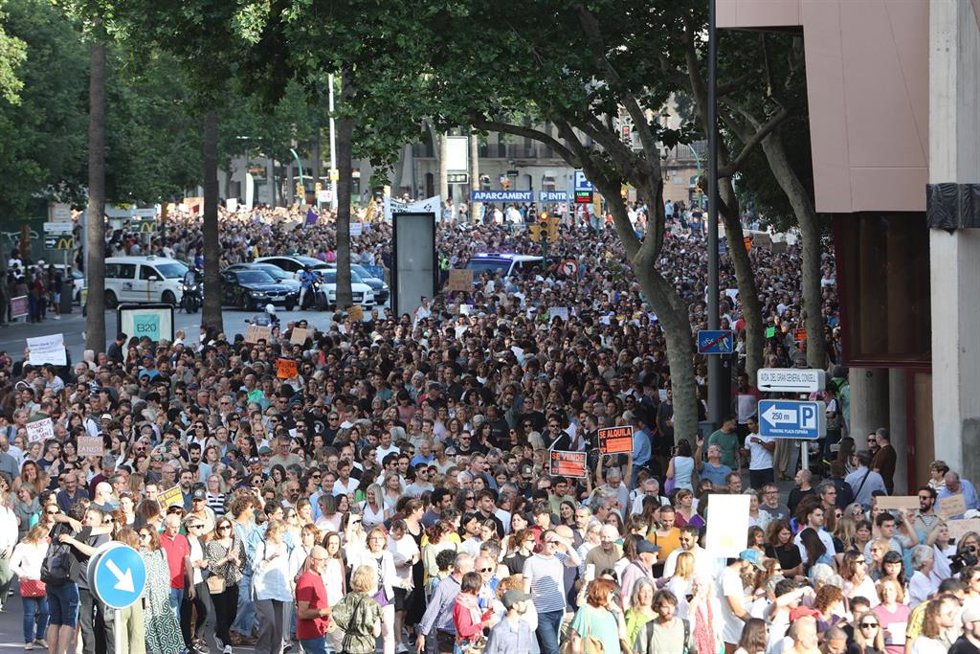 Cientos de personas durante una manifestación contra la masificación turística y por la vivienda digna, entre el Parc de ses Estacions y la plaza de España, a 25 de mayo de 2024, en Palma de Mallorca, Mallorca, Baleares (España).