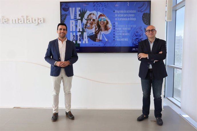 El vicepresidente de Cultura, Educación y Juventud de la Diputación de Málaga, Manuel López Mestanza, y el diputado de Educación y Juventud, José Santaolalla, presentan ‘Veranea 2024’.