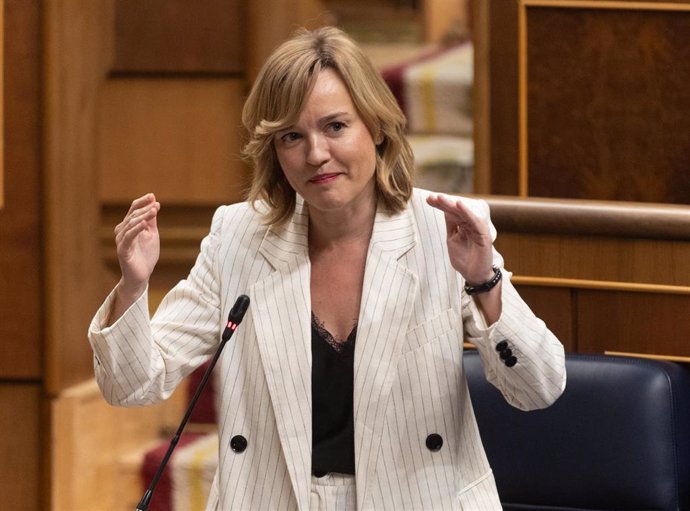 La ministra de Educación, Formación Profesional y Deportes, Pilar Alegría, interviene durante una sesión de control al Gobierno, en el Congreso de los Diputados, a 19 de junio de 2024, en Madrid (España).