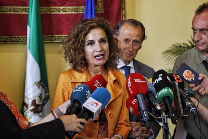 La vicepresidenta primera del Gobierno y ministra de Hacienda, María Jesús Montero, atiende a los medios en Chiclana de la Frontera (Cádiz)