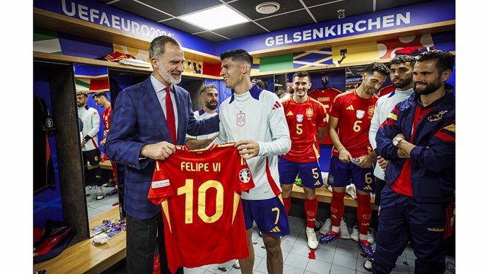 El rey Felipe VI apoya a la selección en Alemania