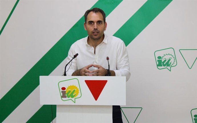 El coordinador general de IU Andalucía, Toni Valero, en rueda de prensa en Málaga.