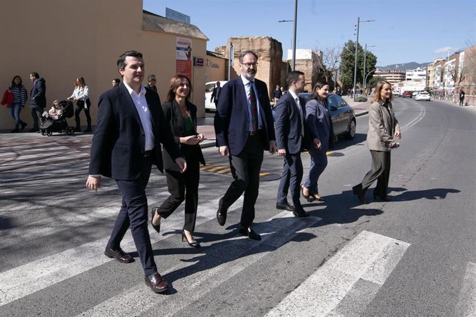Archivo - El alcalde de Córdoba, José María Bellido (izda.), y Rocío Díaz (2 izda.), en una visita este año a la ciudad de la consejera de Fomento.