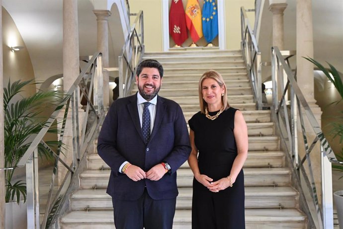 El presidente del Gobierno regional, Fernando López Miras, y la nueva decana del Ilustre Colegio de la Abogacía de Murcia, Maravillas Hernández