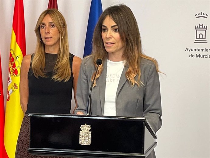 La vicealcaldesa de Murcia y concejal de Fomento y Patrimonio, Rebeca Pérez, en rueda de prensa