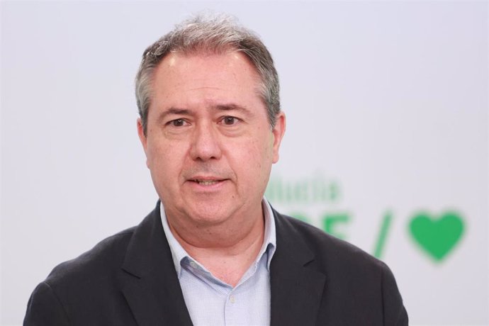 El secretario general del PSOE en Andalucía, Juan Espadas, atiende a los medios. (Foto de archivo).