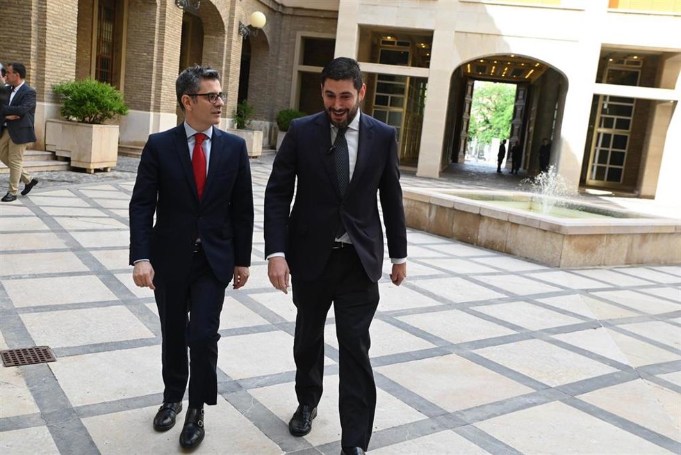 El ministro de la Presidencia, Justicia y Relaciones con las Cortes, Félix Bolaños (i), y el vicepresidente primero y consejero de Desarrollo Territorial, Despoblación y Justicia de Aragón, Alejandro Nolasco (d).