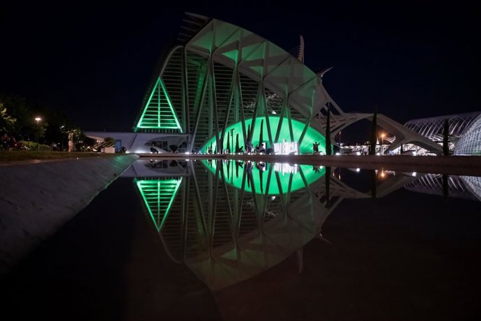 Ciutat de les Arts i les Cincies illuminada de verd