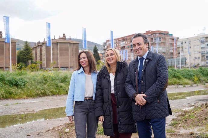 Visita de la consejera de Fomento, Articulación del Territorio y Vivienda, Rocío Díaz, y la alcaldesa de Granada, Marifrán Carazo, al solar de Mondragones.