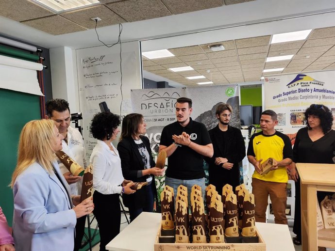 Rocío Lucas visita la ampliación del CIFP Pico Frentes de Soria y los trofeos realizados por los alumnos de Madera