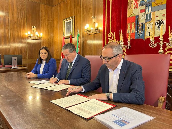 La diputada de Asistencia a Municipios de la Diputación de Zamora, Natalia Ucero; el presidente de la Diputación de Zamora, Javier Faúndez; y el decano del Colegio Oficial de Ingenieros Industriales de Zamora, José Luis Merchán.