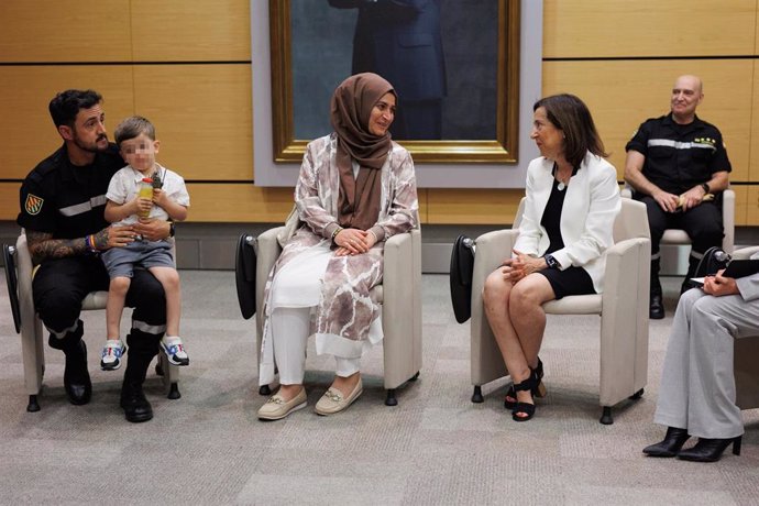 La ministra de Defensa, Margarita Robles (d), recibe a una familia rescatada por la UME tras el terremoto de Turquía del 2023, en la sede del Ministerio, a 21 de junio de 2024, en Madrid (España). 