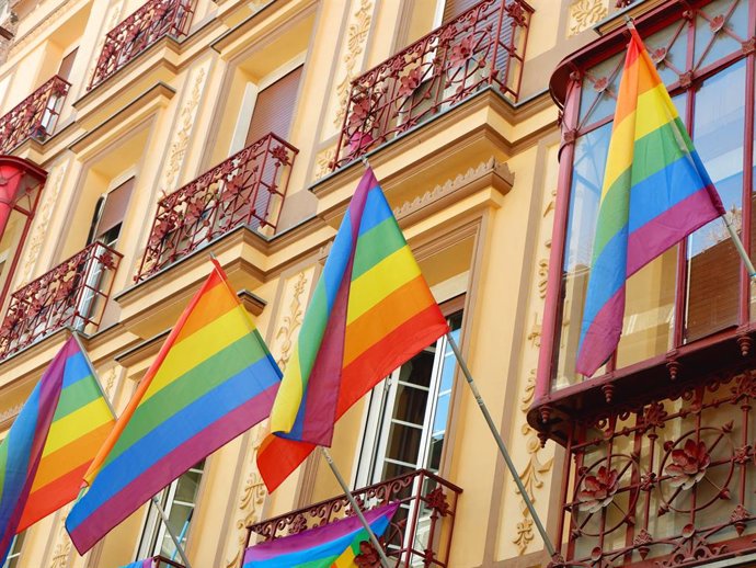 Madrid celebra el Orgullo con coloridas banderas en sus calles.