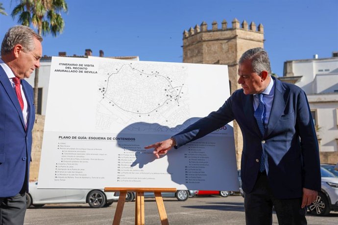 El alcalde de Sevilla muestra los detalles del proyecto, junto a Juan Bueno, con la Torre de la Plata al fondo.