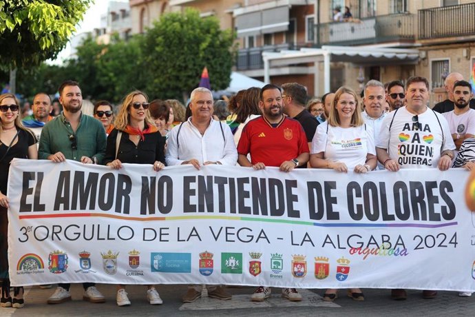 Autoridades públicas y responsables de diversas entidades presentes en la marcha.