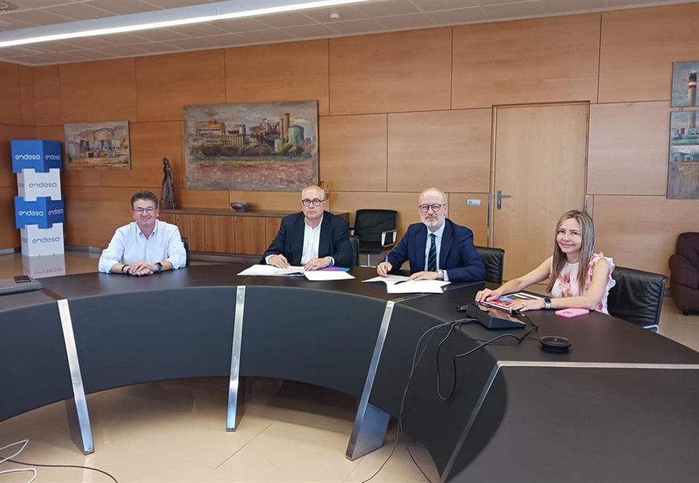 El vicepresidente de la Fundació Natzaret y ecónomo del Obispado de Mallorca, Miquel Noguera, y el director general de Endesa en Baleares, Martí Ribas, participan en el acto de presentación del viaje de este año
