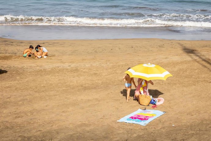 Archivo - Varias personas en la playa durante la suspensión de clases por la ola de calor, a 11 de octubre de 2023, en Las Palmas de Gran Canaria, Gran Canaria, Islas Canarias (España). El consejero de Educación, Formación Profesional, Actividad Física 