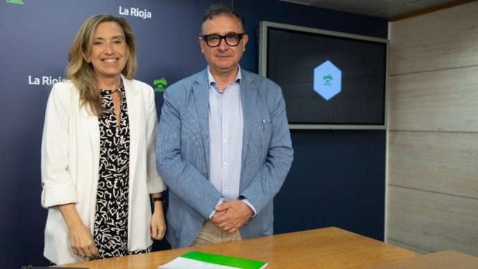 La consejera de Economía, Innovación, Empresa y Trabajo Autónomo, Belinda León, y el gerente de ADER, Luis Pérez, en comparecencia de prensa