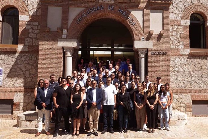 Minuto de silencio a las puertas del rectorado de la Universidad de Málaga por la muerte de Berkehan Gündongan, estudiante del Máster Erasmus Mundus en Tecnologías de la Traducción e Interpretación.