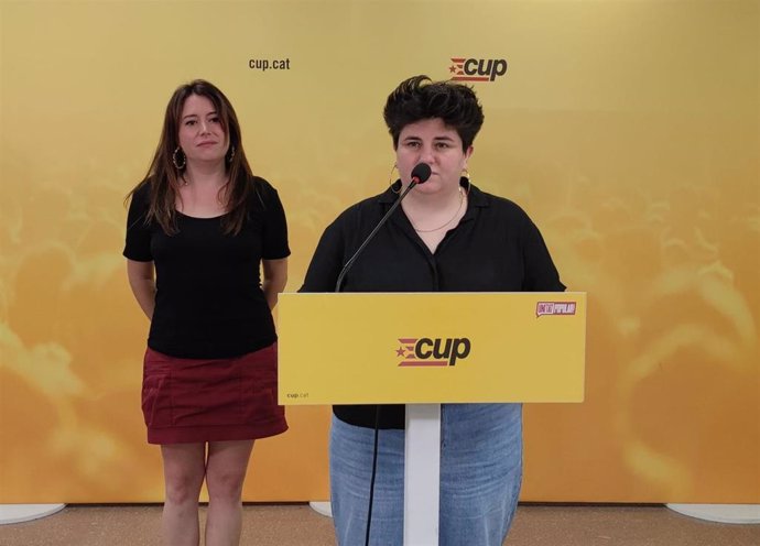 La portavoz de la CUP Barcelona, Adriana Llena, y la diputada de la CUP en el Parlament Laure Vega