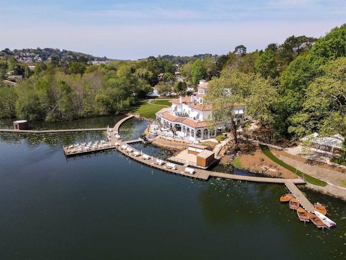 Seis Experiencias Para Vivir El Verano Más Especial Y Exclusivo En El Lago Del Castillo De Brindos