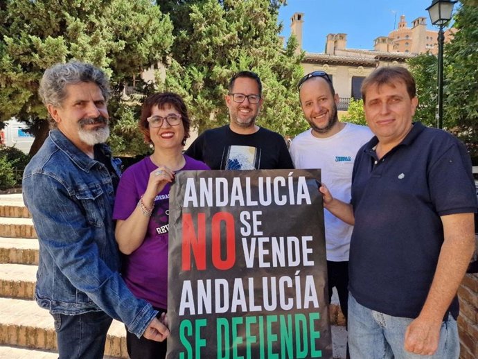 El portavoz de Adelante Andalucía, José Ignacio García, este viernes en Granada presentando la campaña contra la masificación turística 'Andalucía no se vende, Andalucía se defiende'.